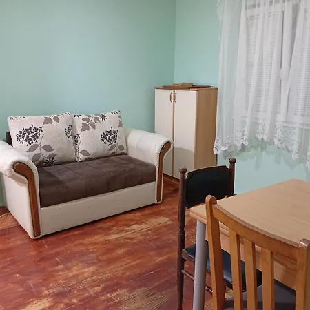 Dom wakacyjny Zuta Kuca Na Kraj Sela *