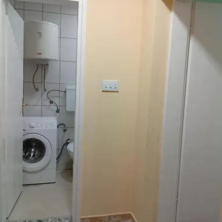 Zuta Kuca Na Kraj Sela Nowy Sad